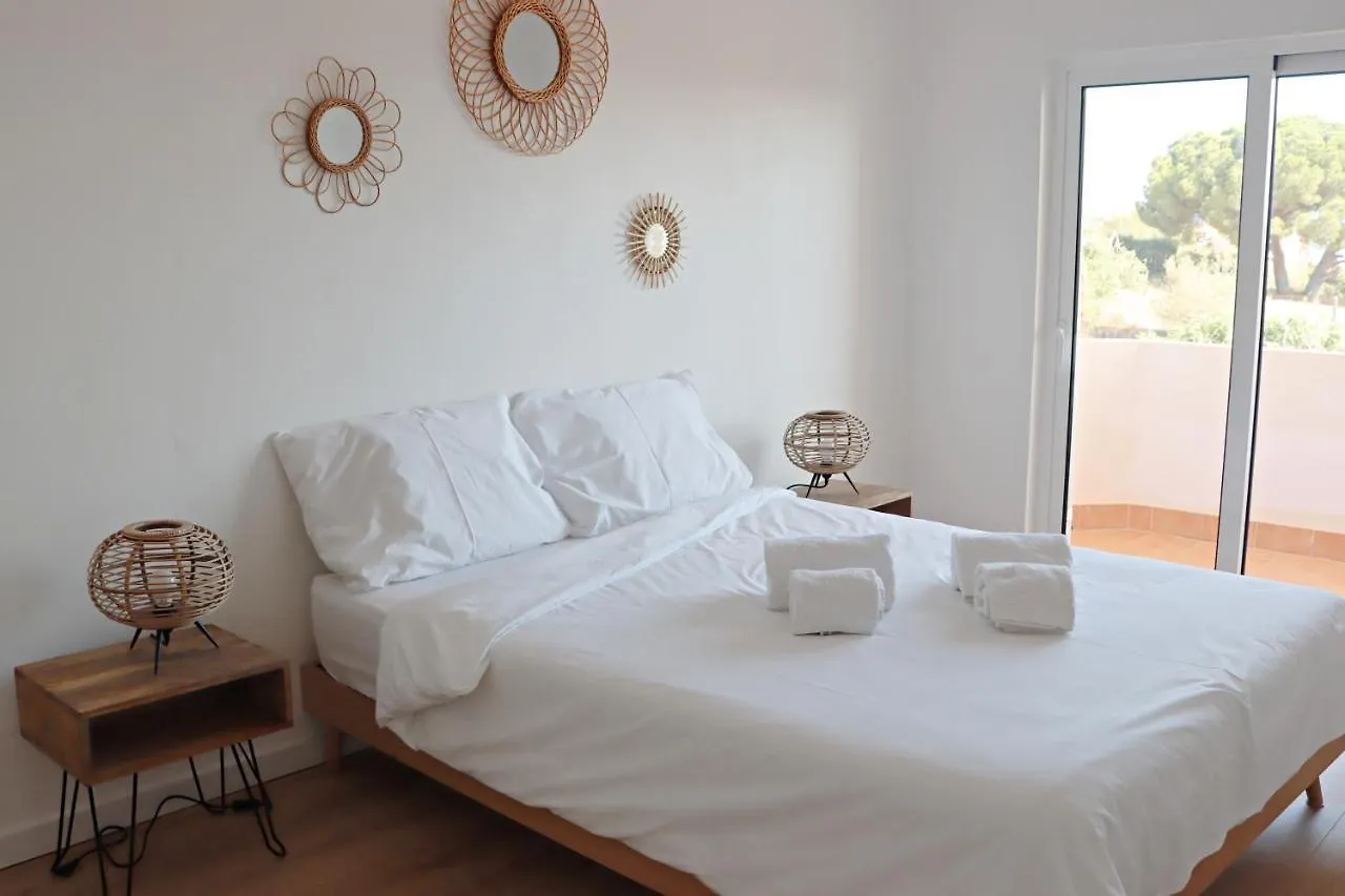 Vivenda Geminada Com Piscina A 10 Minutos A Pe Da Praia Portimão Villa